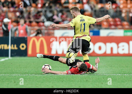 Makellos Stadion, Sydney, Australien. 29. Oktober 2016. Hyundai A-League Fußball. Western Sydney Wanderers gegen Central Coast Mariners. Wanderers Verteidiger Scott Neville befasst sich Mariners Mittelfeldspieler Connor Schmerzen. Das Spiel endete mit einem 1: 1-Unentschieden. Bildnachweis: Aktion Plus Sport/Alamy Live-Nachrichten Stockfoto