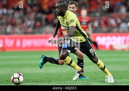 Makellos Stadion, Sydney, Australien. 29. Oktober 2016. Hyundai A-League Fußball. Western Sydney Wanderers gegen Central Coast Mariners. Mariners Verteidiger Jacques Faty. Das Spiel endete mit einem 1: 1-Unentschieden. Bildnachweis: Aktion Plus Sport/Alamy Live-Nachrichten Stockfoto