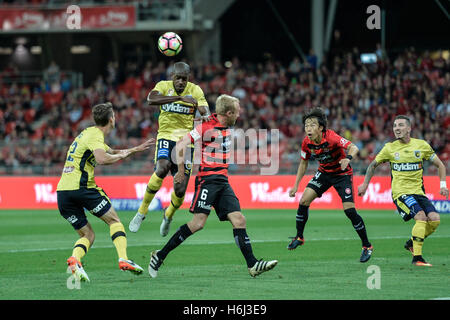 Makellos Stadion, Sydney, Australien. 29. Oktober 2016. Hyundai A-League Fußball. Western Sydney Wanderers gegen Central Coast Mariners. Mariners Verteidiger Jacques Faty gewinnt einen Header. Das Spiel endete mit einem 1: 1-Unentschieden. Bildnachweis: Aktion Plus Sport/Alamy Live-Nachrichten Stockfoto