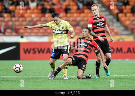 Makellos Stadion, Sydney, Australien. 29. Oktober 2016. Hyundai A-League Fußball. Western Sydney Wanderers gegen Central Coast Mariners. Wanderers Mittelfeldspieler Kearyn Baccus Taue Mariners weiterleiten Blake Powell. Das Spiel endete mit einem 1: 1-Unentschieden. Bildnachweis: Aktion Plus Sport/Alamy Live-Nachrichten Stockfoto