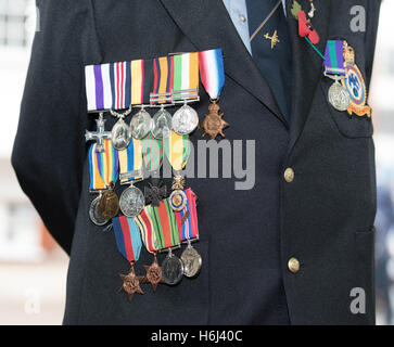 Brentwood, Essex, 29. Oktober 2016 Veteran zeigt sie ihm und seinen Großvätern Medaillen bei der Einführung von Poppy Day, Brentwood, Essex Credit: Ian Davidson/Alamy Live News Stockfoto