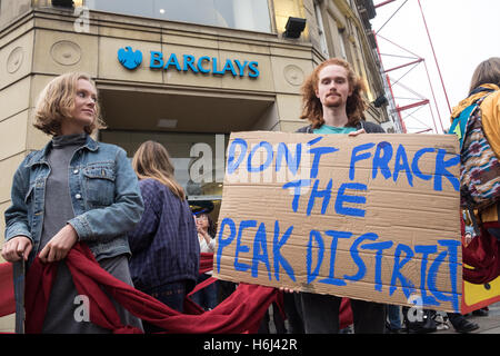 Fracking-Demonstration vor Barclays, Sheffield, 29. Oktober 2016 Stockfoto