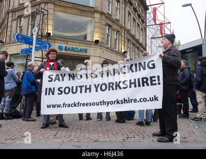 Fracking-Demonstration vor Barclays, Sheffield, 29. Oktober 2016 Stockfoto