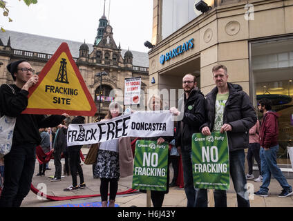 Fracking-Demonstration vor Barclays, Sheffield, 29. Oktober 2016 Stockfoto