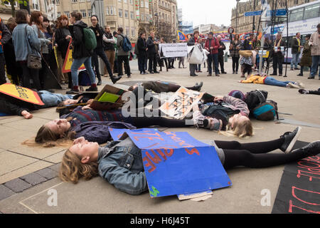 Fracking-Demonstration vor Barclays, Sheffield, 29. Oktober 2016 Stockfoto