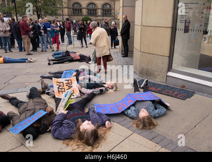 Fracking-Demonstration vor Barclays, Sheffield, 29. Oktober 2016 Stockfoto