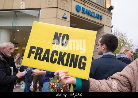 Fracking-Demonstration vor Barclays, Sheffield, 29. Oktober 2016 Stockfoto