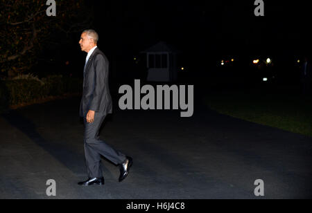 US-Präsident Barack Obama kehrt in das Weiße Haus am 28. Oktober 2016 in Washington, DC. Obama reiste am Nachmittag zur Kampagne für demokratische Präsidentschaftskandidatin Hillary Clinton nach Florida. Bildnachweis: Olivier Douliery/Pool über CNP /MediaPunch Stockfoto