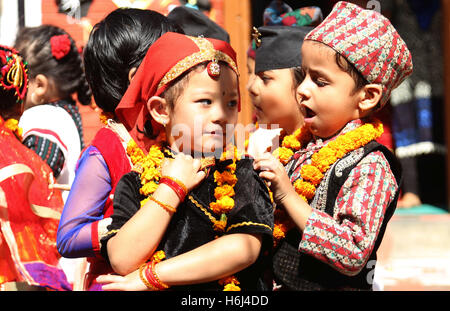 Kathmandu, Nepal. 29. Oktober 2016. Nepalesische Kinder führen zur Feier des Tihar-Festival in Kathmandu, Nepal, 29. Oktober 2016. Das fünftägige Festival in Nepal findet jährlich im Oktober statt und jeden Tag widmet sich verschiedenen religiösen Figuren wie Kühe, Krähen und Hunde. © Sunil Sharma/Xinhua/Alamy Live-Nachrichten Stockfoto