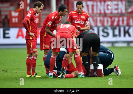 Berlin, Deutschland. 29. Oktober 2016. Teamkollegen und Teamärzte herumstehen Berliner Christopher Trimmel während der deutschen 2. Bundesliga-Fußballspiel zwischen 1. FC Union Berlin und Fortuna Düsseldorf im Stadion An der Alten Foersterei in Berlin, Deutschland, 29. Oktober 2016. Foto: KLAUS-DIETMAR GABBERT/Dpa (EMBARGO Bedingungen - Achtung - aufgrund der Akkreditierungsrichtlinien der DFL nur erlaubt die Veröffentlichung und Nutzung von bis zu 15 Bilder pro im Internet und in Online-Medien während des Spiels Match) / Dpa/Alamy Live News Stockfoto