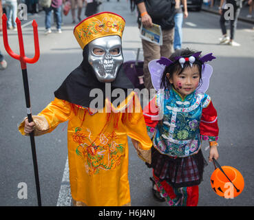 Sydney, Australien. 29. Oktober 2016. Zwei verkleidete Kinder nehmen Teil in einen "Zombie Walk" in Sydney, Australien, 29. Oktober 2016. Menschen gekleidet wie Zombies in der Sydney Zombie Walk am Samstag anlässlich der bevorstehenden Halloween teilgenommen. Bildnachweis: Zhu Hongye/Xinhua/Alamy Live-Nachrichten Stockfoto