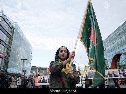 Eine Frau trägt ein YPG-Fahne, die militärische Einheit der kurdischen Partei in Syrien, während einer Kundgebung in der Innenstadt von Hamburg, Germany, 29. Oktober 2016. Kurden demonstrieren gegen die türkische Politik in Hamburg. Foto: AXEL HEIMKEN/dpa Stockfoto