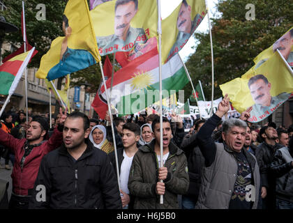 Kurden tragen nationale Fahnen und Banner mit dem Porträt von Abdullah Öcalan während einer Kundgebung in der Innenstadt von Hamburg, Germany, 29. Oktober 2016. Kurden demonstrieren gegen die türkische Politik in Hamburg. Foto: AXEL HEIMKEN/dpa Stockfoto