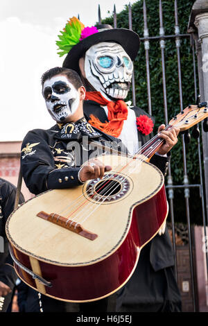 San Miguel de Allende, Guanajuato, Mexiko. 28. Oktober 2016. Eine Mariachi-Band verkleidet als Skelette für den Tag der Toten Festival im Jardin Principal Oktober 28, 2016 in San Miguel de Allende, Guanajuato, Mexiko durchführen. Die einwöchigen Feier ist eine Zeit, als Mexikaner willkommen die Toten zurück für einen Besuch der Erde und das Leben feiern. Bildnachweis: Planetpix/Alamy Live-Nachrichten Stockfoto