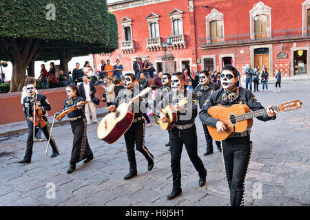 San Miguel de Allende, Guanajuato, Mexiko. 28. Oktober 2016. Eine Mariachi-Band verkleidet als Skelette für den Tag der Toten Festival im Jardin Principal Oktober 28, 2016 in San Miguel de Allende, Guanajuato, Mexiko durchführen. Die einwöchigen Feier ist eine Zeit, als Mexikaner willkommen die Toten zurück für einen Besuch der Erde und das Leben feiern. Bildnachweis: Planetpix/Alamy Live-Nachrichten Stockfoto