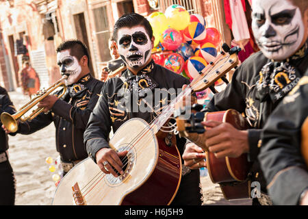 San Miguel de Allende, Guanajuato, Mexiko. 28. Oktober 2016. Eine Mariachi-Band verkleidet als Skelette für den Tag der Toten Festival im Jardin Principal Oktober 28, 2016 in San Miguel de Allende, Guanajuato, Mexiko durchführen. Die einwöchigen Feier ist eine Zeit, als Mexikaner willkommen die Toten zurück für einen Besuch der Erde und das Leben feiern. Bildnachweis: Planetpix/Alamy Live-Nachrichten Stockfoto