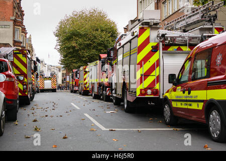 Exeter, Devon, England, UK - 28. Oktober 2016: Feuerwehrautos entlang Exeter hohe Straße geparkt, während die Feuerwehrleute arbeiten, um das Feuer im Royal Clarence Hotel zu löschen. Das Hotel ist das älteste in England. Bildnachweis: Cristina Neacsu/Alamy Live-Nachrichten Stockfoto