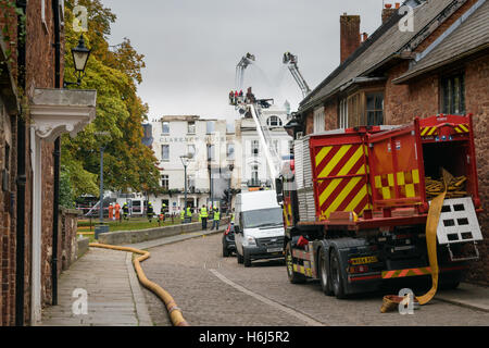 Exeter, Devon, England, UK - 29. Oktober 2016: Überblick darüber, was von der Fassade des Hotels Royal Clarence übrig ist, während die Feuerwehrleute das Feuer unter Kontrolle halten. Das Hotel ist das älteste in England. Bildnachweis: Cristina Neacsu/Alamy Live-Nachrichten Stockfoto
