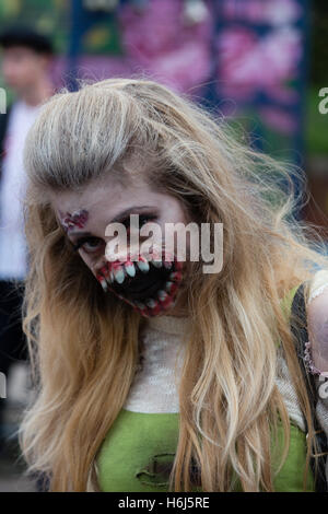 Bristol, UK. 29. Oktober 2016. Bristolians aller Altersgruppen heißen die Straßen der Stadt gekleidet wie Zombies mit theatralischen Make-up in der jährlichen Veranstaltung - Bristol Zombie Walk: Rob Hawkins/Alamy leben Nachrichten Stockfoto
