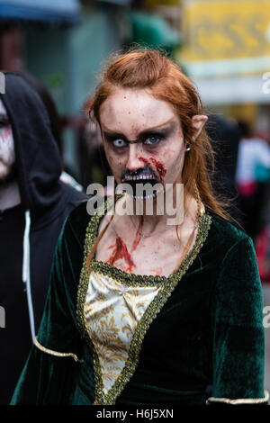 Bristol, UK. 29. Oktober 2016. Bristolians aller Altersgruppen heißen die Straßen der Stadt gekleidet wie Zombies mit theatralischen Make-up in der jährlichen Veranstaltung - Bristol Zombie Walk: Rob Hawkins/Alamy leben Nachrichten Stockfoto