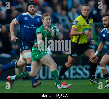 RDS Arena, Dublin, Irland. 29. Oktober 2016. Guinness-Pro12-Rugby. Leinster und Connacht. Kieran Marmion (Connacht) ohnmächtig wird breit. Bildnachweis: Aktion Plus Sport/Alamy Live-Nachrichten Stockfoto