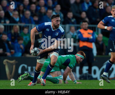 RDS Arena, Dublin, Irland. 29. Oktober 2016. Guinness-Pro12-Rugby. Leinster und Connacht. Jack Conan (Leinster) geht der Ball heraus. Bildnachweis: Aktion Plus Sport/Alamy Live-Nachrichten Stockfoto