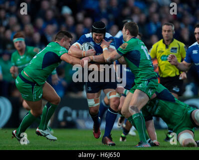 RDS Arena, Dublin, Irland. 29. Oktober 2016. Guinness-Pro12-Rugby. Leinster und Connacht. Sean O'Brien (Leinster) versucht, durch die Verteidigung von Connacht abzurufen. Bildnachweis: Aktion Plus Sport/Alamy Live-Nachrichten Stockfoto