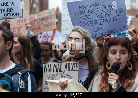 London, UK. 29. Oktober 2016. Hunderte von Aktivisten und AktivistInnen nahmen an "The offizielle Tierrechte März" im Zentrum von London. Die Demonstranten forderten vollständige Abschaffung der Tierausbeutung und Ende der Unterdrückung und Misshandlung von Tieren für menschliche nutzen. Teilnehmer gefördert Veganismus als eines der Mittel für die Schaffung einer besseren Welt für die Tiere. Wiktor Szymanowicz/Alamy Live-Nachrichten Stockfoto