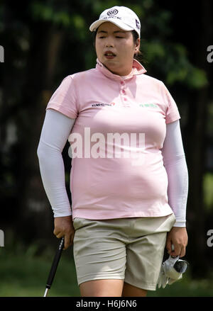 Kuala Lumpur, Malaysia. 29. Oktober 2016. Shanshan Feng warten auf dem Grün im TPC Kuala Lumpur, dritte Runde LPGA Championship der Malaysia in Kuala Lumpur. Bildnachweis: Danny Chan/Alamy Live-Nachrichten. Stockfoto