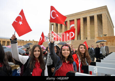 Ankara. 29. Oktober 2016. Türkische Bürger besuchen die Zeremonie im Mausoleum von Mustafa Kemal Atatürk während der der Republic Day Feier in Ankara, Türkei am 29. Oktober 2016. Türkei feierte der 93. Jahrestag der Gründung der Republik Türkei hier am Samstag. Bildnachweis: Mustafa Kaya/Xinhua/Alamy Live-Nachrichten Stockfoto