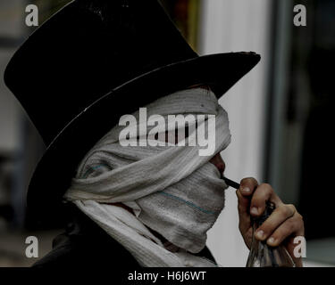 Newquay, Cornwall, UK. 29. Oktober 2016. Zombie walk in Newquay, Cornwall, 29. Oktober 2016. Bildnachweis: MPAK/Alamy Live-Nachrichten Stockfoto