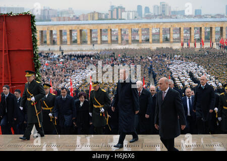 Ankara. 29. Oktober 2016. Der türkische Präsident Recep Erdogan(2nd R) nimmt an einer Zeremonie im Mausoleum von Mustafa Kemal Atatürk während der Republic Day Feier in Ankara, Türkei am 29. Oktober 2016. Türkei feierte der 93. Jahrestag der Gründung der Republik Türkei hier am Samstag. Bildnachweis: Mustafa Kaya/Xinhua/Alamy Live-Nachrichten Stockfoto