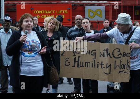 London, UK. 29. Oktober 2016. Mutter von Leon Patterson von der Polizei getötet, im 27. November 1992 befasst sich die Massen außerhalb Downing Street. Bildnachweis: Siehe Li/Alamy Live News Stockfoto