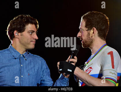 LONDON, ENGLAND - 29. Oktober 2016: Sir Bradley Wiggins (GBR) bei der Präsentation nach Madison Chase an der 2016 sechs Tag London an Tag 5 in Lee Valley VeloPark zu gewinnen. Bildnachweis: Taka Wu/Alamy Live-Nachrichten Stockfoto