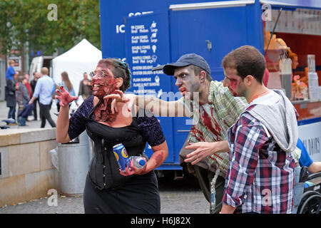 Bristol, UK. 29. Oktober 2016. Feiernden verkleidet als Zombies auf den Straßen der Stadt, zur Teilnahme an der jährlichen Bristol Zombie Walk nahm. Bildnachweis: Keith Ramsey/Alamy Live-Nachrichten Stockfoto