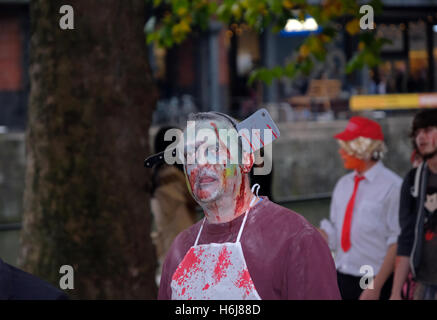 Bristol, UK. 29. Oktober 2016. Feiernden verkleidet als Zombies auf den Straßen der Stadt, zur Teilnahme an der jährlichen Bristol Zombie Walk nahm. Bildnachweis: Keith Ramsey/Alamy Live-Nachrichten Stockfoto