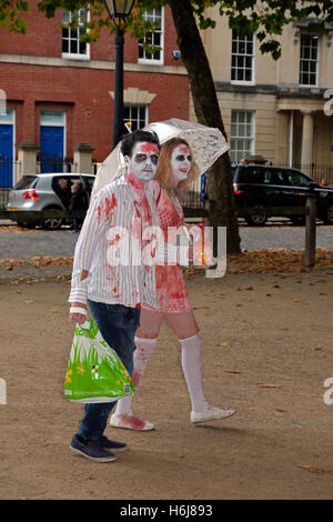 Bristol, UK. 29. Oktober 2016. Feiernden verkleidet als Zombies auf den Straßen der Stadt, zur Teilnahme an der jährlichen Bristol Zombie Walk nahm. Bildnachweis: Keith Ramsey/Alamy Live-Nachrichten Stockfoto