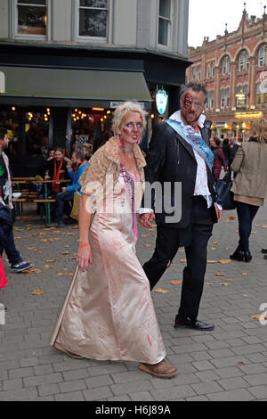 Bristol, UK. 29. Oktober 2016. Feiernden verkleidet als Zombies auf den Straßen der Stadt, zur Teilnahme an der jährlichen Bristol Zombie Walk nahm. Bildnachweis: Keith Ramsey/Alamy Live-Nachrichten Stockfoto