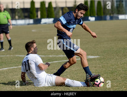 Williamsburg, VA, USA. 29. Oktober 2016. 20161029 - Georgetown vorwärts ZACH KNUDSON (27) fordert Villanova Mittelfeldspieler LUCAS HODGES (10) in der ersten Hälfte in Shaw Field in Washington. © Chuck Myers/ZUMA Draht/Alamy Live-Nachrichten Stockfoto