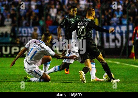 FLORIAN'POLIS, SC - 29.10.2016: FIGUEIRENSE X GRÊMIO - Streitfall ball zwischen Rost Figueirense und Gremio Everton während des Spiels zwischen Figueirense X Grêmio der brasilianischen Meisterschaft Moises Lucarelli Stadium. (Foto: Emanuel Galafassi/Fotoarena) Stockfoto