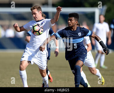 Williamsburg, VA, USA. 29. Oktober 2016. 20161029 - Georgetown Mittelfeldspieler spielt DECLAN MCCABE (9) den Ball aus seinem Körper gegen Villanova Verteidiger NIKKYE DEPOINT (5) in der ersten Hälfte in Shaw Field in Washington. © Chuck Myers/ZUMA Draht/Alamy Live-Nachrichten Stockfoto