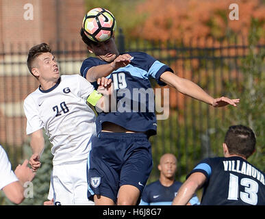 Williamsburg, VA, USA. 29. Oktober 2016. 20161029 - Villanova Mittelfeldspieler JACOB ANDERSON (19) leitet den Ball gegen Georgetown Mittelfeldspieler BAKIE GOODMAN (20) in der zweiten Hälfte in Shaw Field in Washington. © Chuck Myers/ZUMA Draht/Alamy Live-Nachrichten Stockfoto