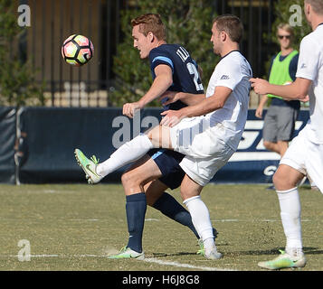 Williamsburg, VA, USA. 29. Oktober 2016. 20161029 - Villanova weiterleiten PADRAIC MCCULLAUGH (20) versucht, den Ball vorbei an Georgetown Verteidiger PETER SCHROPP (3) in der zweiten Hälfte in Shaw Field in Washington. © Chuck Myers/ZUMA Draht/Alamy Live-Nachrichten Stockfoto