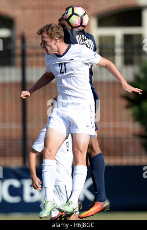 Williamsburg, VA, USA. 29. Oktober 2016. 20161029 - Georgetown Verteidiger p.j. KOSCHER (21) Schlachten Villanova Mittelfeldspieler ANDREAS BARTOSINSKI (17) für einen Kopf Ball in der zweiten Hälfte in Shaw Field in Washington. © Chuck Myers/ZUMA Draht/Alamy Live-Nachrichten Stockfoto