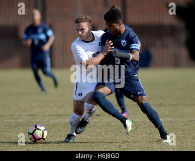 Williamsburg, VA, USA. 29. Oktober 2016. 20161029 - Georgetown forward ZACH KNUDSON (27) und Villanova Verteidiger NIKKYE DEPOINT (5) Kampf um den Ball in der ersten Hälfte in Shaw Field in Washington. © Chuck Myers/ZUMA Draht/Alamy Live-Nachrichten Stockfoto