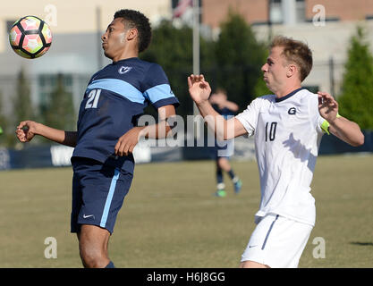 Williamsburg, VA, USA. 29. Oktober 2016. 20161029 - Villanova Verteidiger KIAN ZAPATA (21) spielt den Ball aus seinem Körper gegen Georgetown vorwärts BRETT CAMPBELL (10) in der zweiten Hälfte in Shaw Field in Washington. © Chuck Myers/ZUMA Draht/Alamy Live-Nachrichten Stockfoto