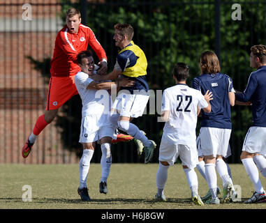 Williamsburg, VA, USA. 29. Oktober 2016. 20161029 - Georgetown vorwärts ZACH KNUDSON (27), links, bekommt von Teamkollegen nach seinem Tor gegen Villanova in der zweiten Hälfte in Shaw Field in Washington gemobbt. © Chuck Myers/ZUMA Draht/Alamy Live-Nachrichten Stockfoto