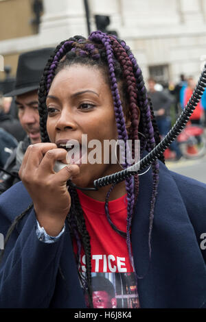 London, UK. 29. Oktober 2016. Kadisha Brown-Burrell, Schwester von Kingsley Burrell, wer starb, nachdem wird von der Polizei in Birmingham im März 2011 in Gewahrsam genommen als der jährliche Marsch von Familien spricht und Freunden der Toten von der Polizei oder in den Gefängnissen untergeht Whitehall liefern einen Brief an Theresa May und halten eine Kundgebung mit Referenten aus den Familien der einige von denen, die gestorben sind. Peter Marshall/Alamy Live-Nachrichten Stockfoto