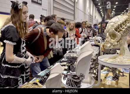 London, UK. 29. Oktober 2016. Pressemitteilungen ab dem zweiten Tag des MCM London Comic Con 2016 bei ExCel in London Credit: Marcin Libera/Alamy Live News Stockfoto