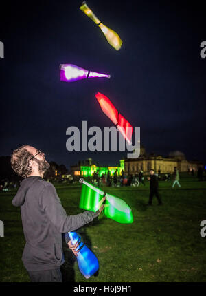 York, UK. 29. Oktober 2016. North Yorkshire größte Feuerwerk Party, KABOOM, fand auf dem Gelände des Castle Howard. Als eines der Top-5-Feuerwerke in Großbritannien aufgeführt, gehörte die Veranstaltung auch eine einzigartige Star Wars Themen Lasershow, Lichtschwert Jedi-training für alle Altersgruppen, ein Vintage Kirmes, Feuer und Licht Jongleure und Minster FM-Bühnenshow. Das Foto zeigt "Licht" Jongleure. Bildnachweis: Bailey-Cooper Fotografie/Alamy Live-Nachrichten Stockfoto